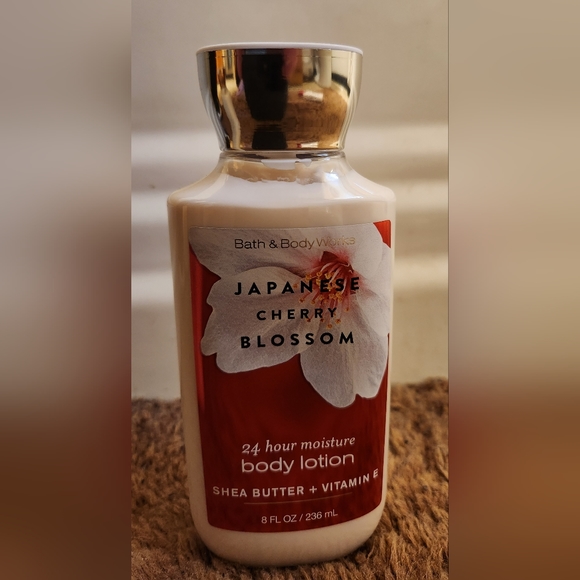 Bath & Body Works Japanese Cherry Blossom Lotion - Picture 3 of 3